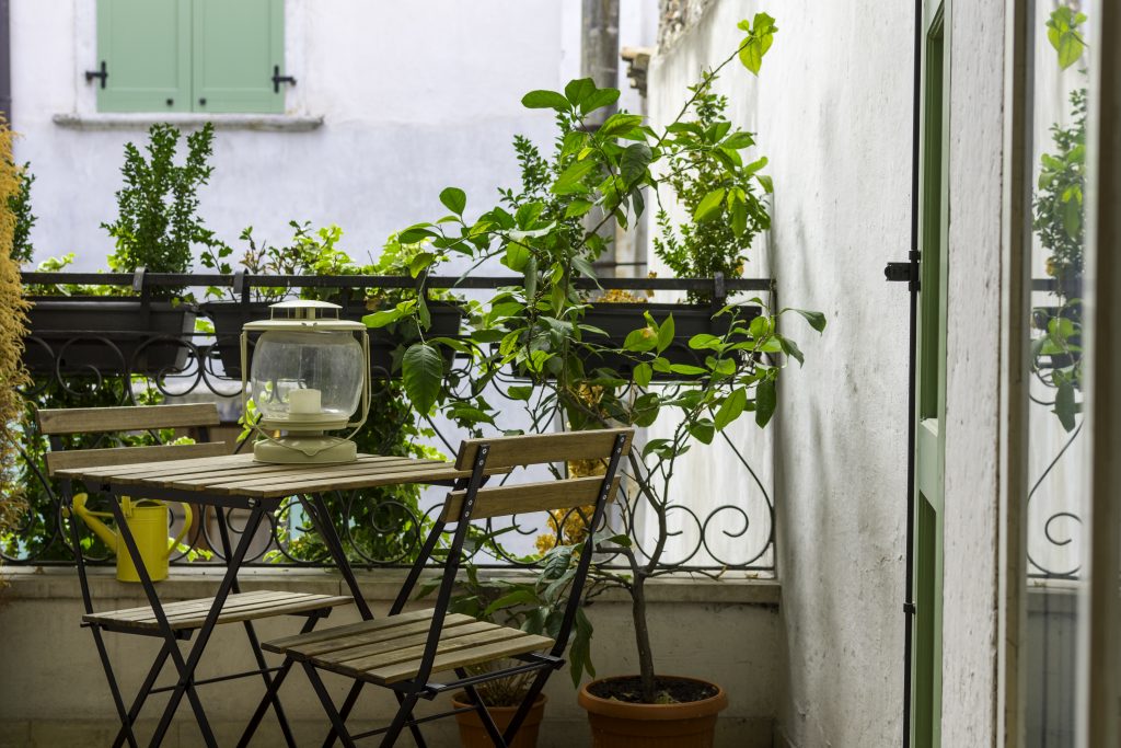 Balkon mit Sitzgarnitur und Pflanzen