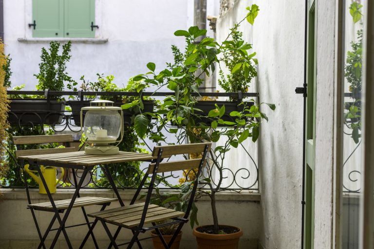 Balkon mit Sitzgarnitur und Pflanzen