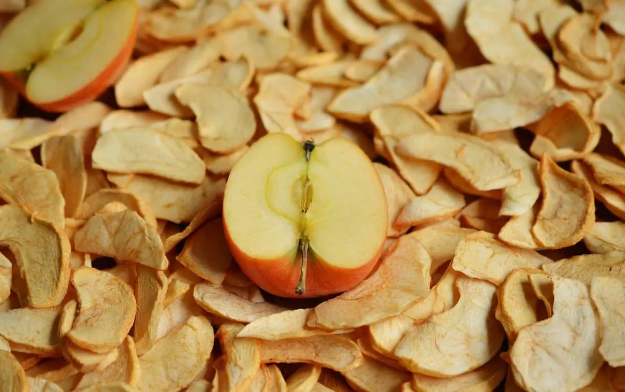 halber Apfel, liegend in Apfelchips