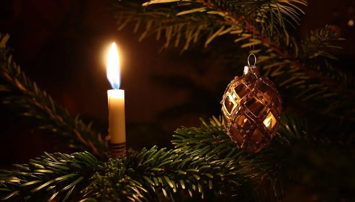 Kerze und Weihnachtsbaumkugel