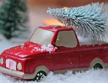 rotes Model-auto im Schnee