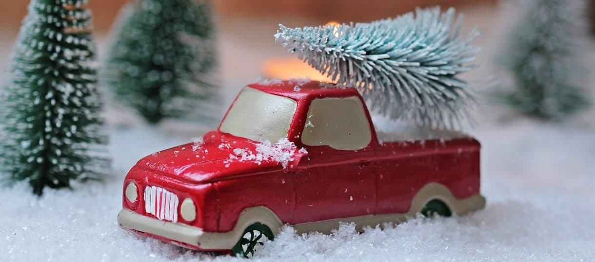 rotes Model-auto im Schnee