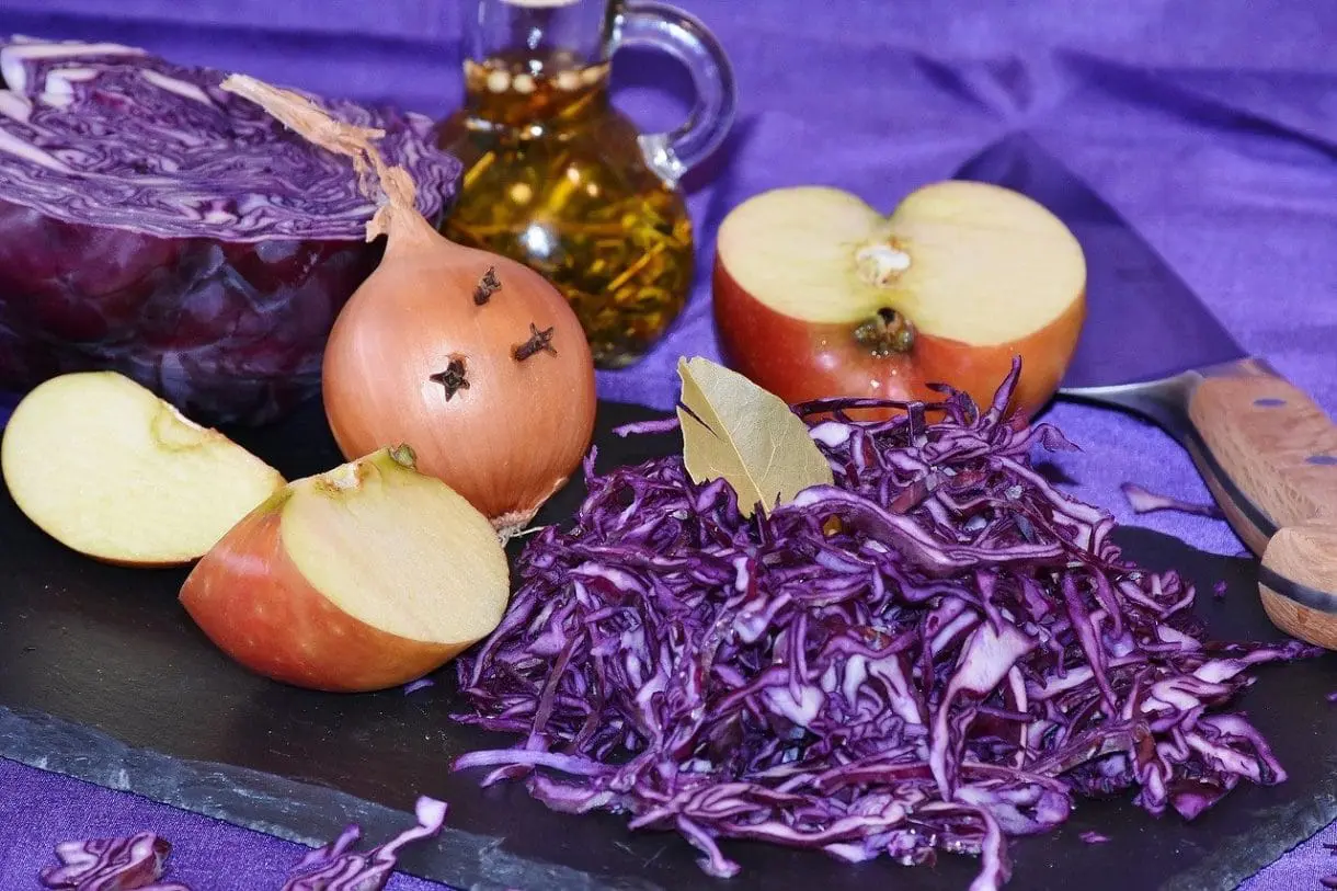 geschnittener Rotkohl in Zubereitung