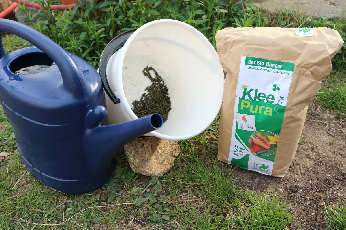 KleePura als Flssigdnger und strkende Pflanzenjauchen
