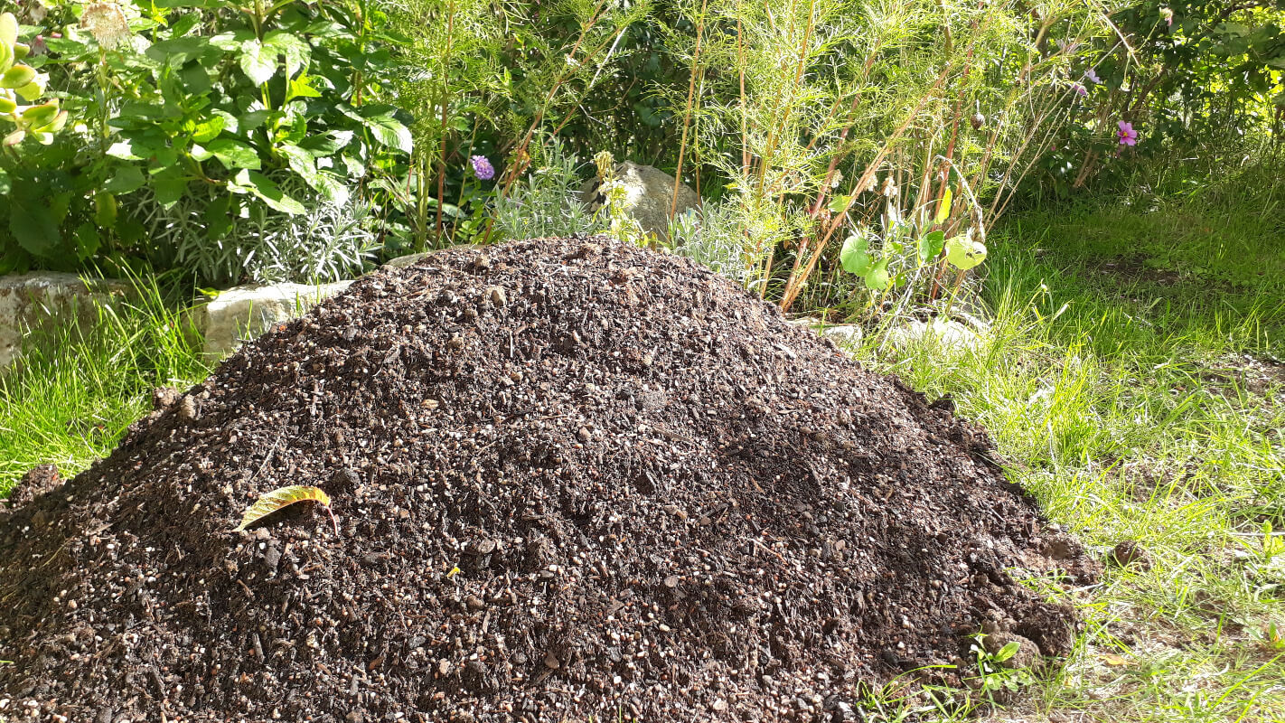 Pflanzkübelerde im Garten